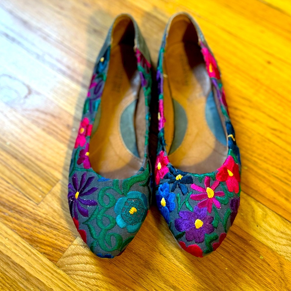 Root Collective Thea Embroidered Flats - Size 11 EUC
